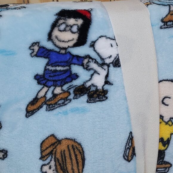 Peanuts Queen 90"x90" Plush Blanket Charlie Brown Snoopy Ice Skating Berkshire - Picture 7 of 9